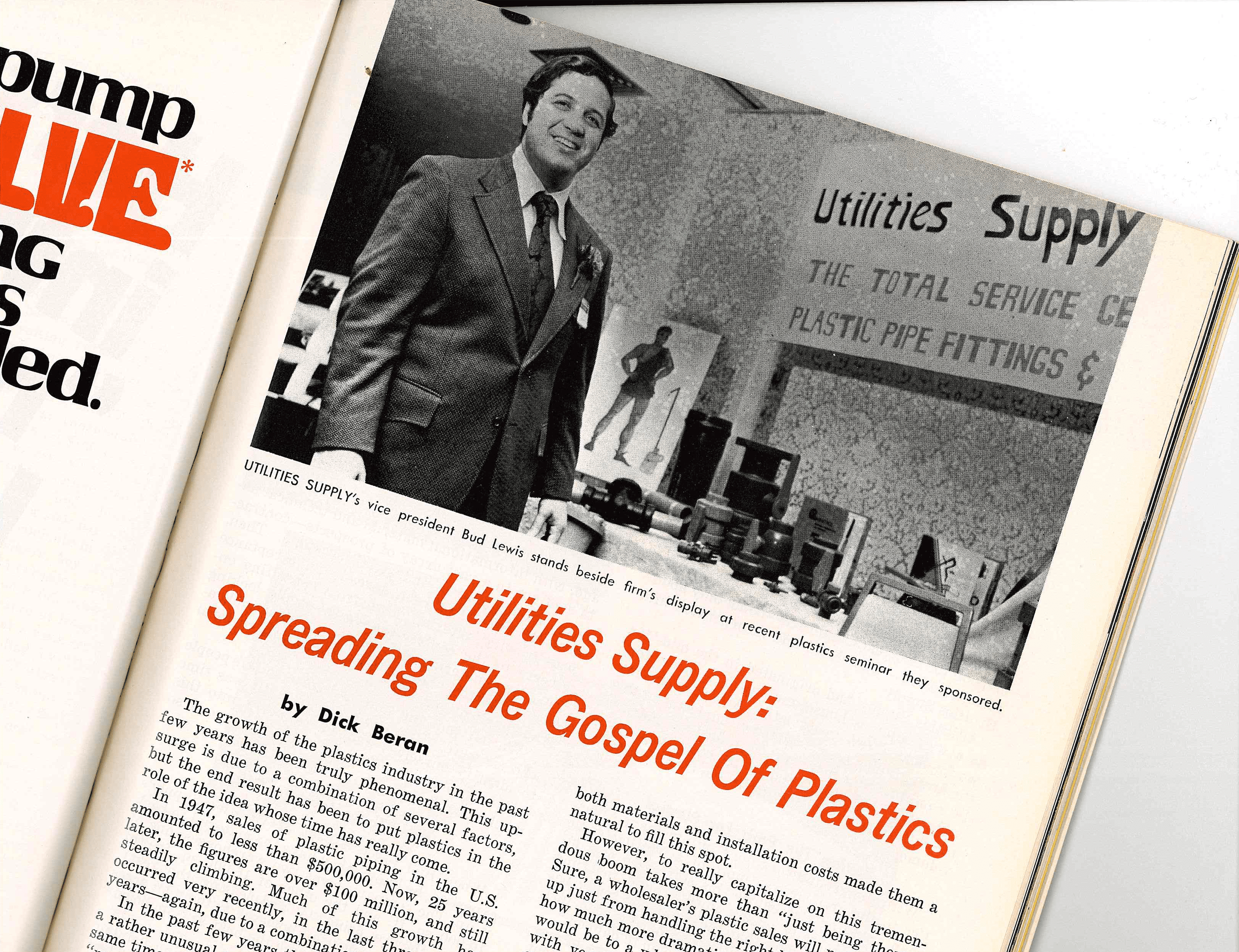 O vice-presidente da Utilities Supply Corporation, Bud Lewis, está ao lado da tela da empresa em um recente seminário sobre plásticos patrocinado por ela.