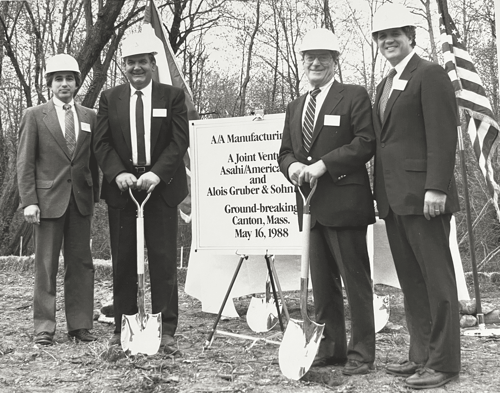 Asahi/America y Alois Gruber ponen la primera piedra de Asahi/America Manufacturing Inc. en Canton, Massachusetts.